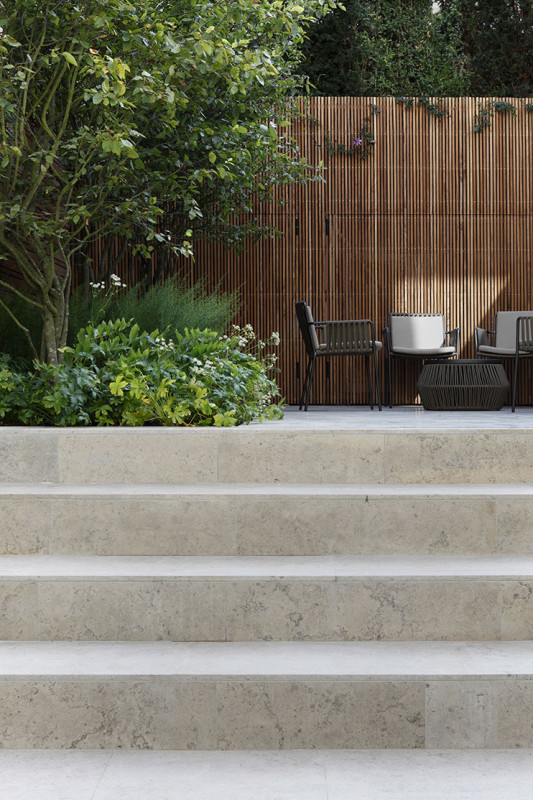 mwai chelsea rear Gardien stair view