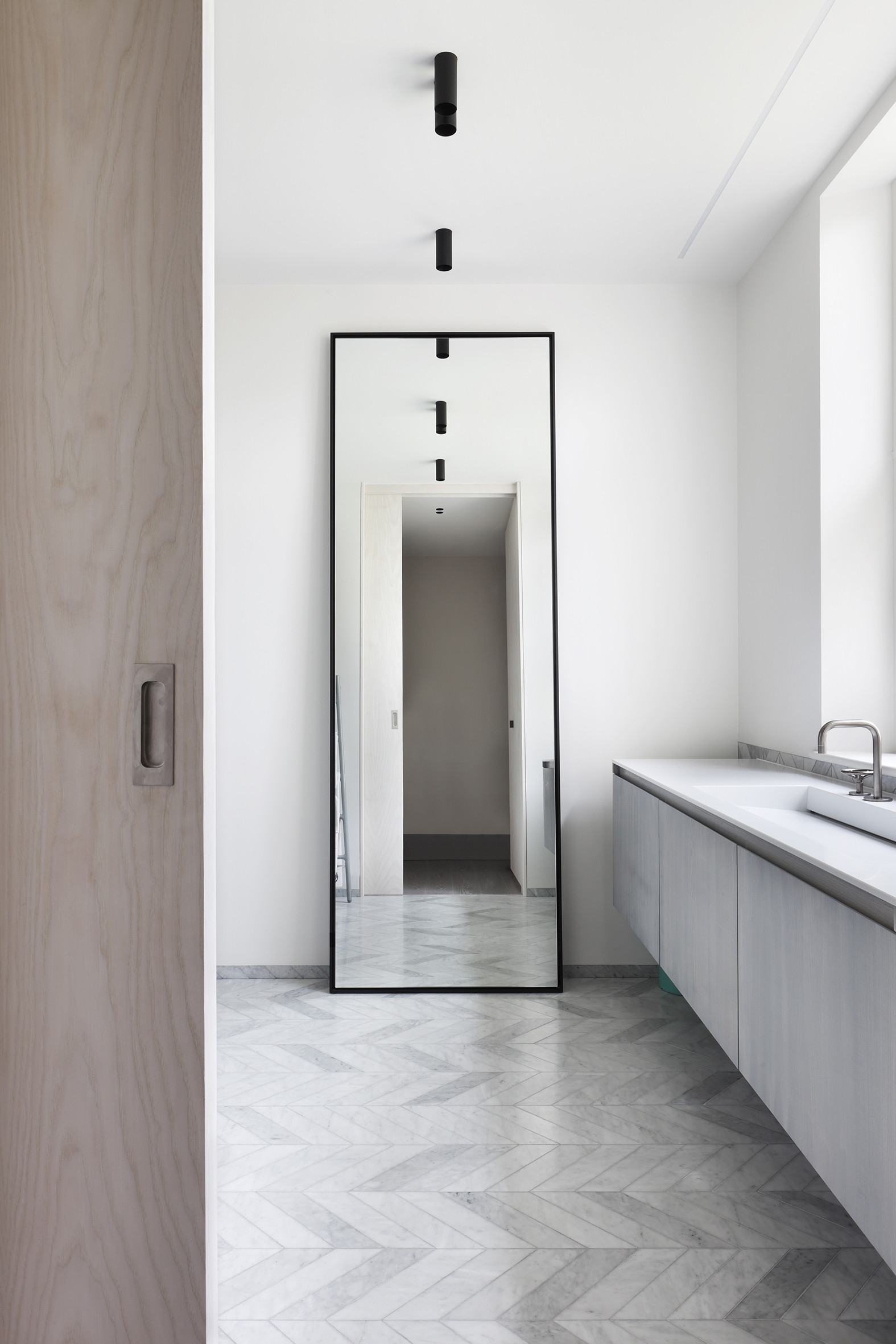 mwai-modern-bathroom-chevron-marble-black-accent-ash